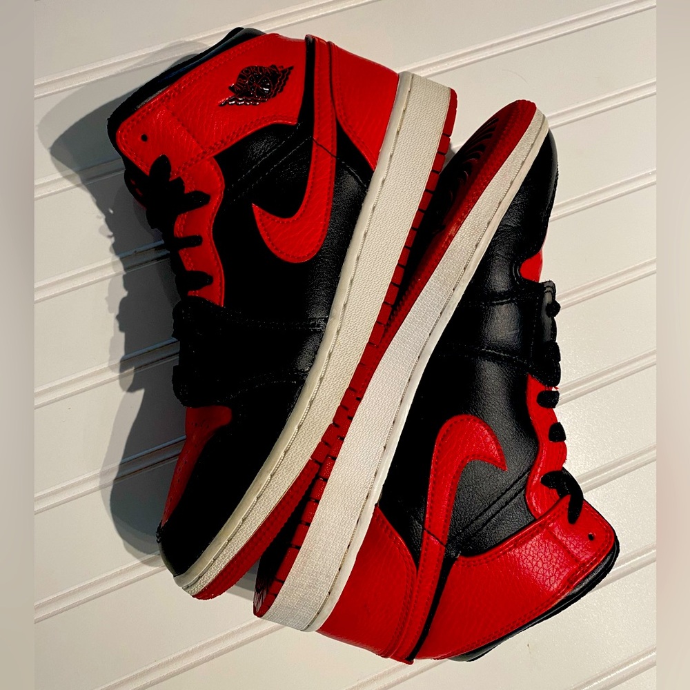 Nike Kid Banned Jordan 1s Size 6 Youth / 7.5 Women’s Red & Black Sneakers Shoes